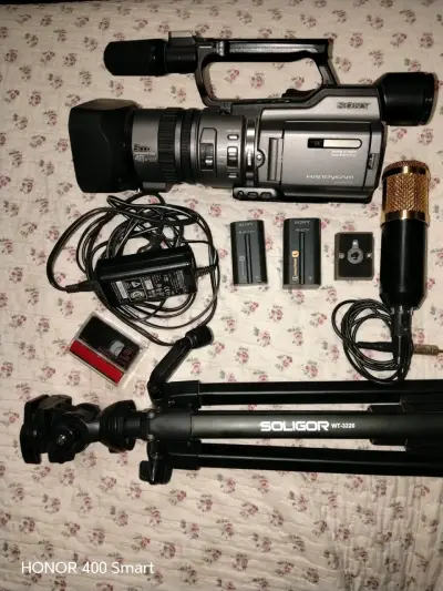 Cámara de video Sony con accesorios - miniatura 1