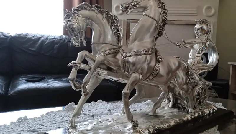 Escultura de caballos en carruaje - 1