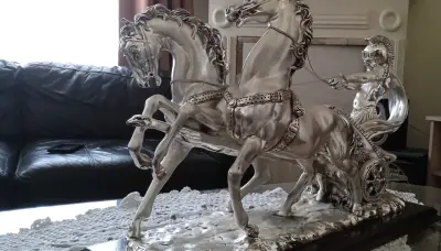 Escultura de caballos en carruaje - miniatura 1
