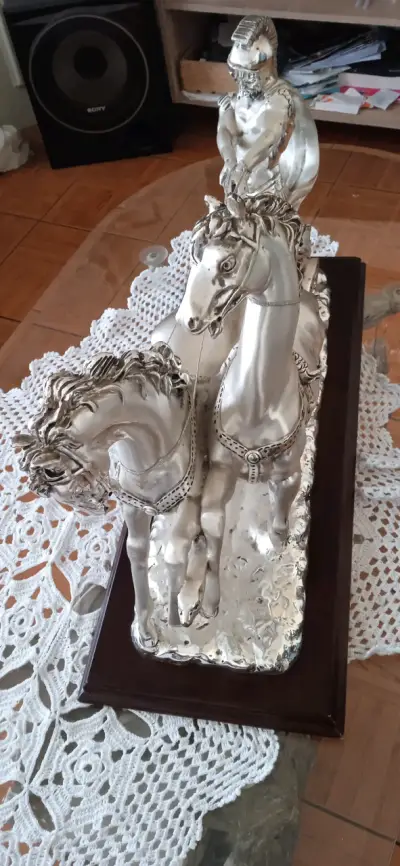 Escultura de caballos en carruaje - miniatura 2