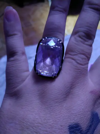 Anillo con piedra blanca grande - miniatura 1