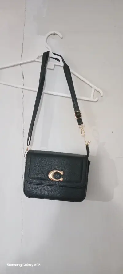 Cartera negra con detalle dorado - miniatura 1