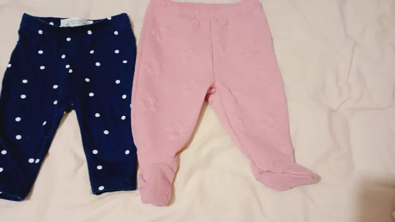 Pantalones bebé limonada y calza azul