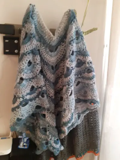 Chal tejido a crochet multicolor,  bolso,ponchos - miniatura 1