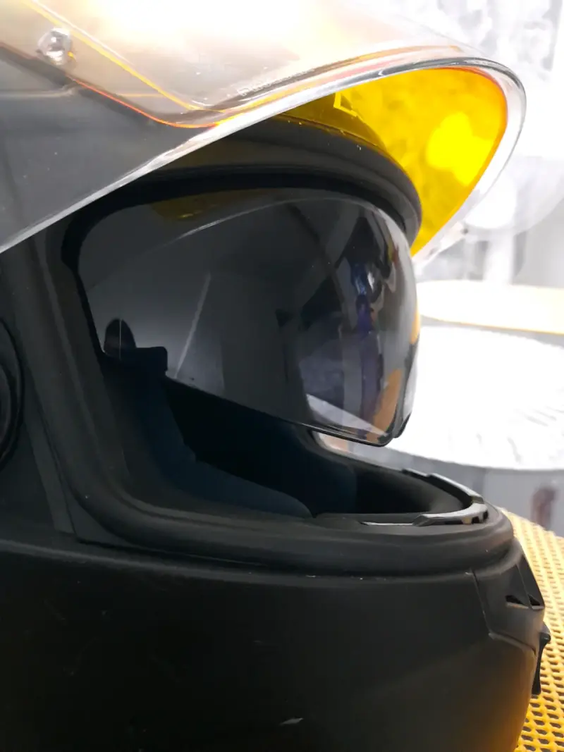 Casco de motocicleta con visera - 1