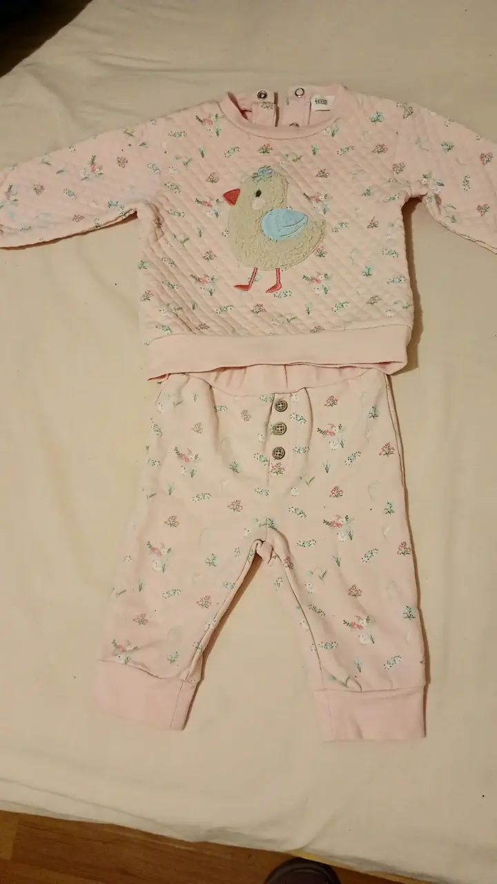 Conjunto bebé rosa con diseño 4Kids