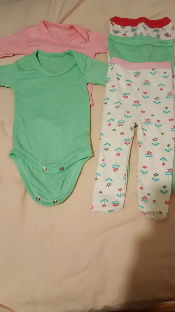 Ropa de bebé variada
