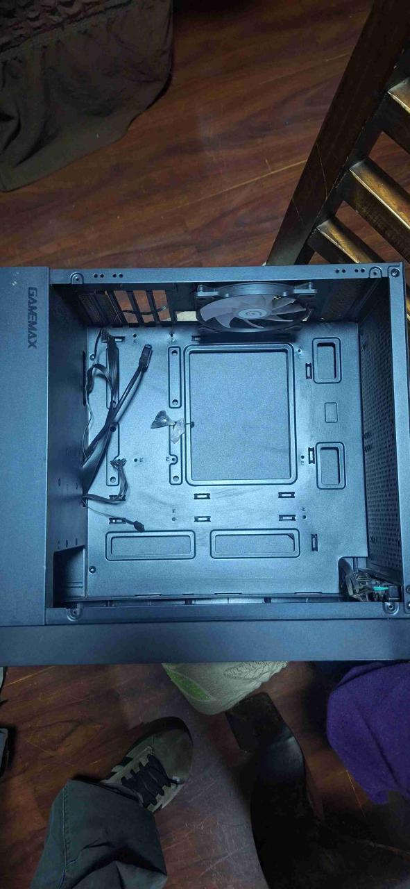 Gabinete de PC GameMax negro - 2