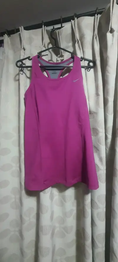 Polera deportiva fucsia Nike - miniatura 1
