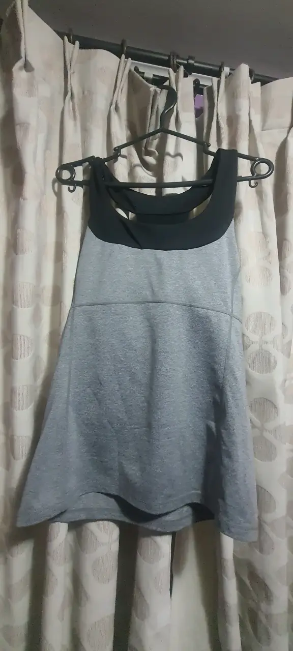 Polera deportiva gris y negra - 1
