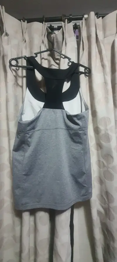 Polera deportiva gris y negra - miniatura 2