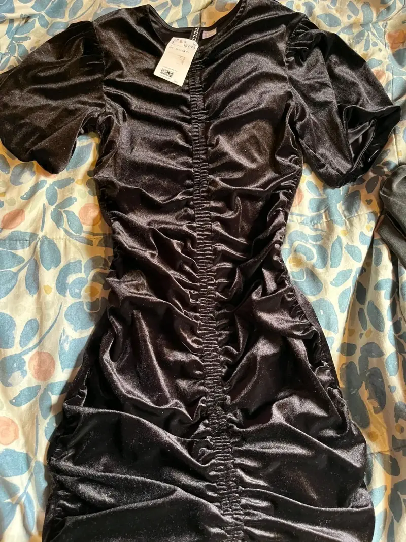 Vestido negro con fruncidos