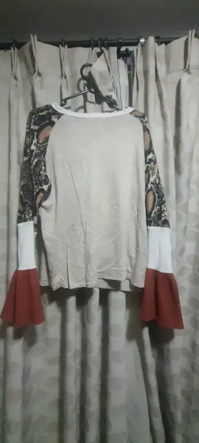 Polera beige con mangas estampadas - miniatura 1
