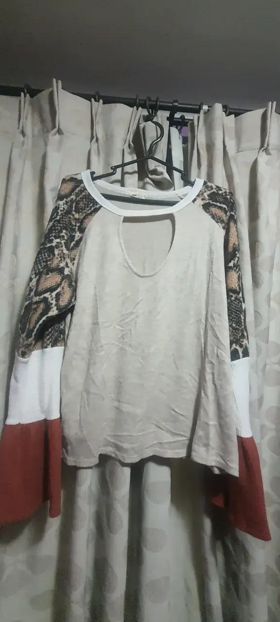 Polera beige con mangas estampadas - 2