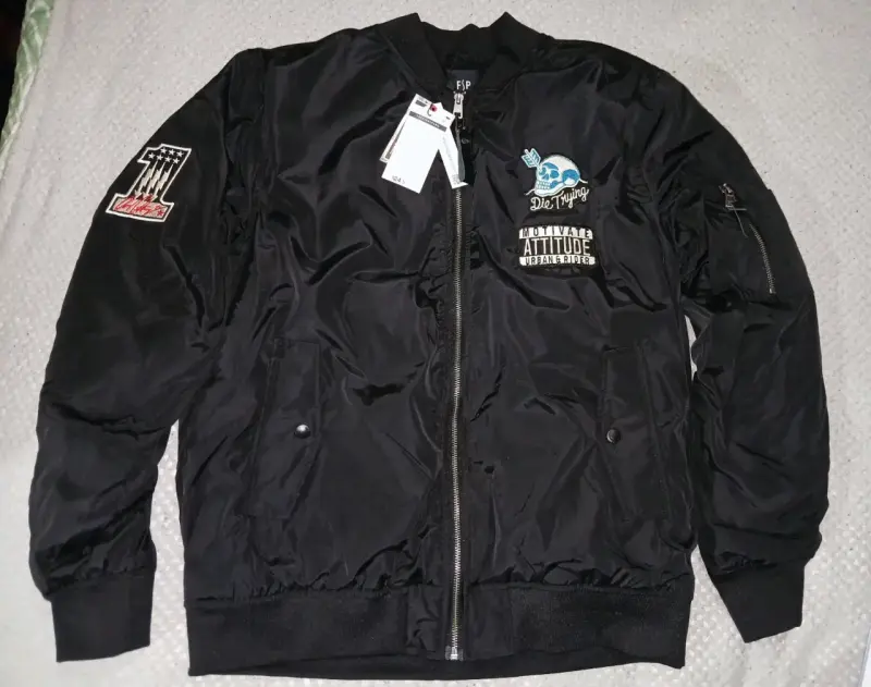 Chaqueta bomber negra con parches