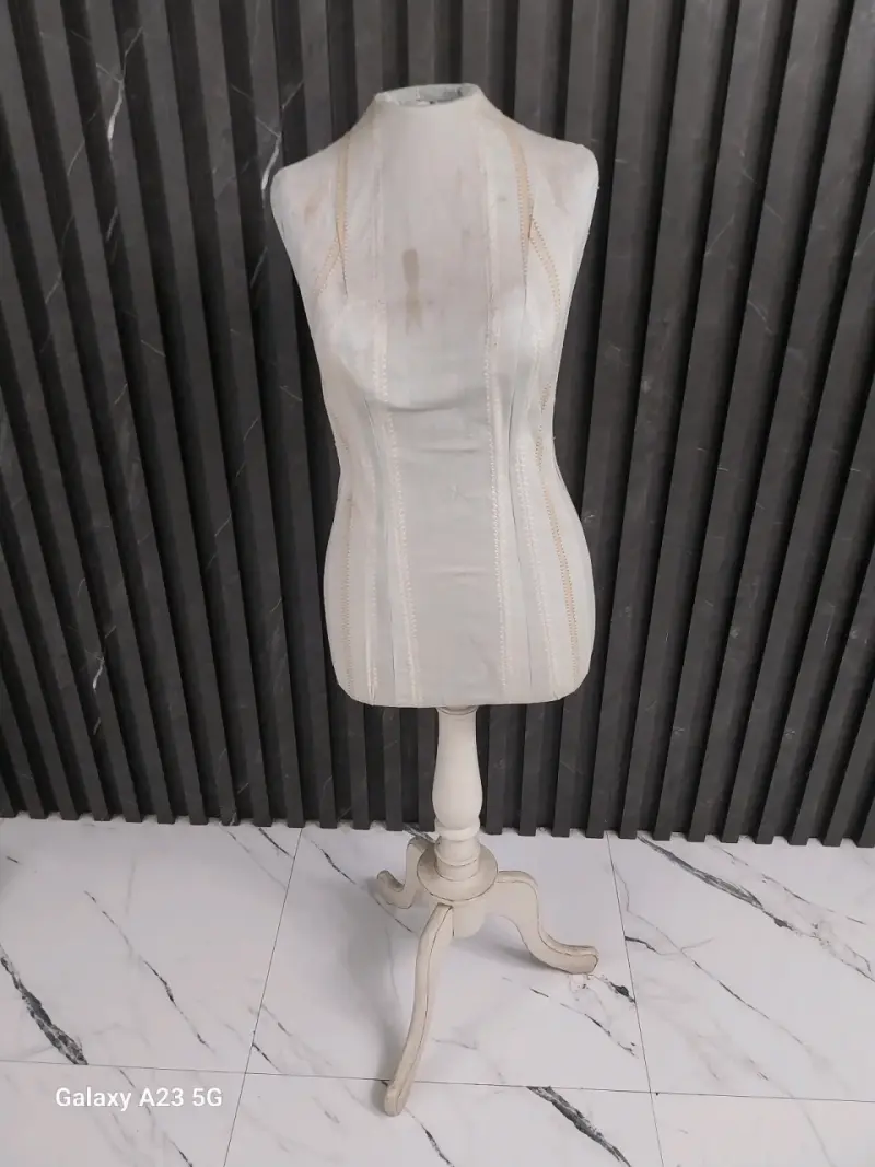 Maniquí de costura blanco
