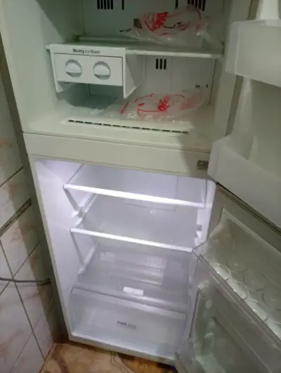 Refrigerador con fabricador de hielo - miniatura 1
