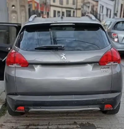 Auto Peugeot gris en buen estado - miniatura 2