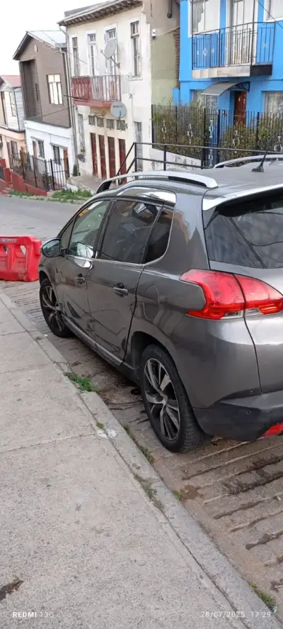 Auto Peugeot gris en buen estado - miniatura 3
