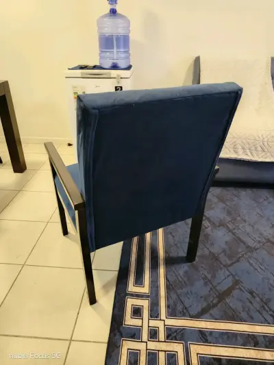 Silla azul con brazos - miniatura 1
