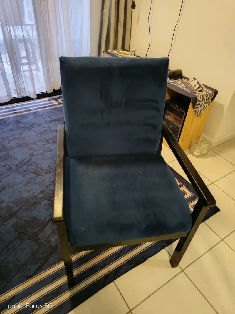 Silla azul con brazos - 2