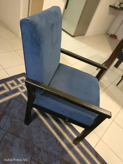 Silla azul con brazos - miniatura 3