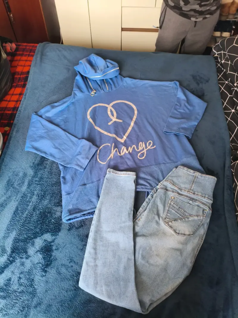 Polerón azul con capucha y jeans - 1