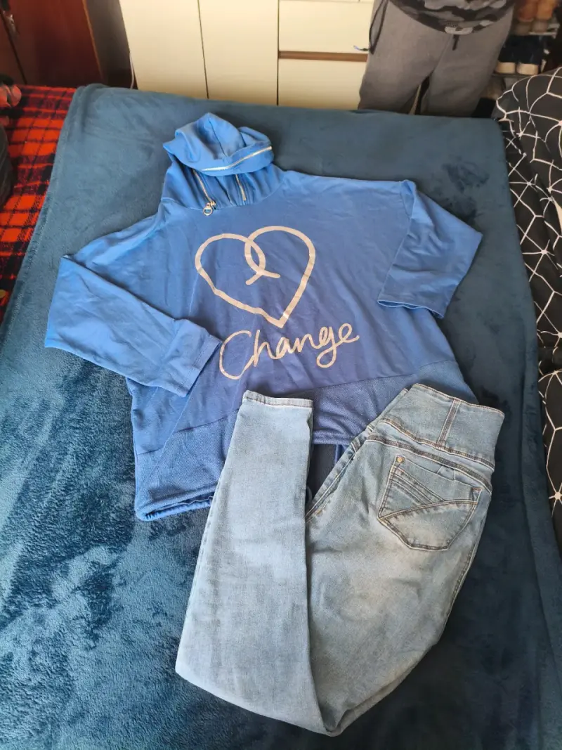 Polerón azul con capucha y jeans - 2