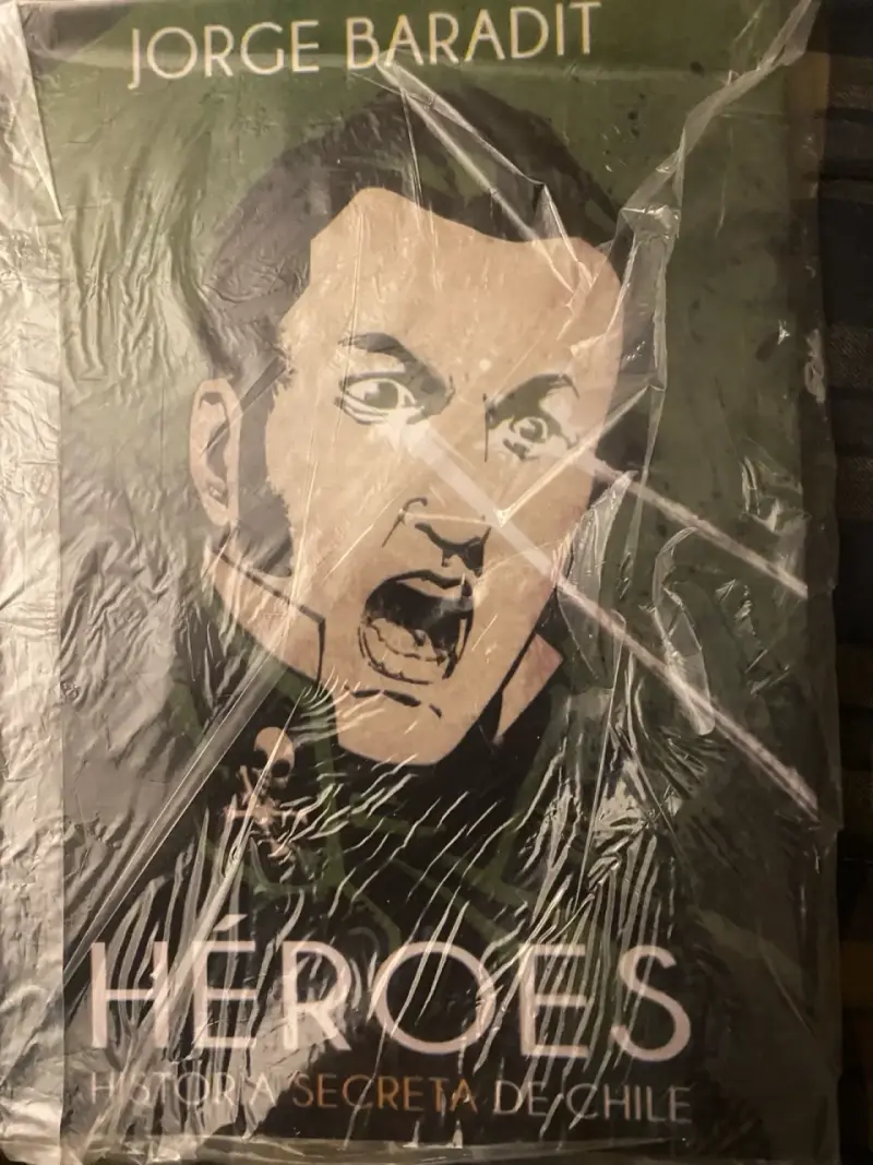 Libro 'Héroes de Chile' de Jorge Baradit - 1
