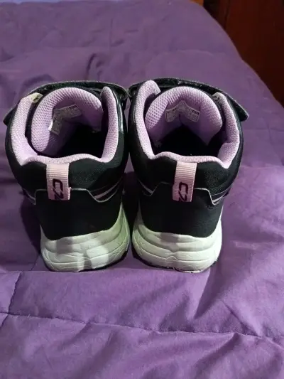 Zapatillas para la lluvia negras y lilas - miniatura 1