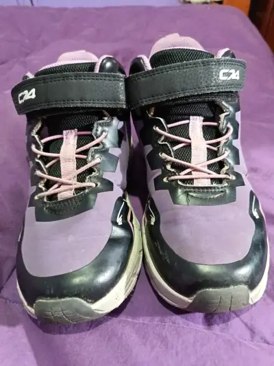 Zapatillas para la lluvia negras y lilas - miniatura 3