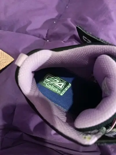 Zapatillas para la lluvia negras y lilas - miniatura 5