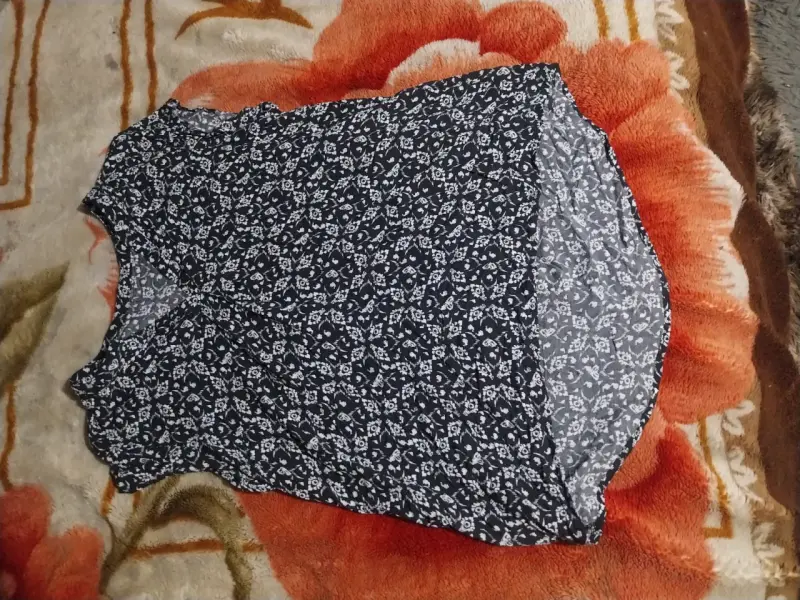 Vestido negro con flores blancas - 1