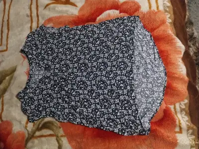 Vestido negro con flores blancas - miniatura 1