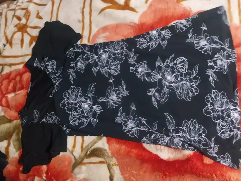 Vestido negro con flores blancas - 4