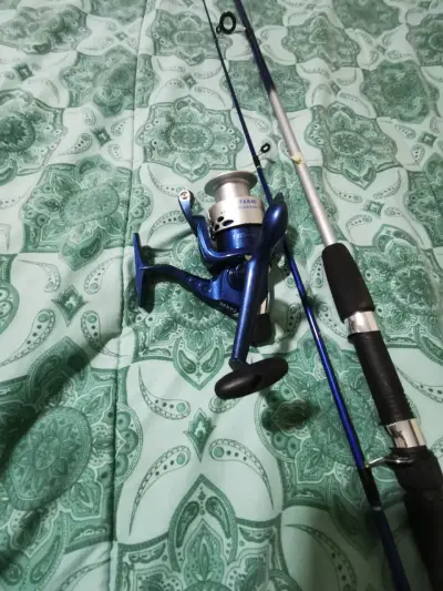 Caña de pescar con carrete azul - miniatura 2