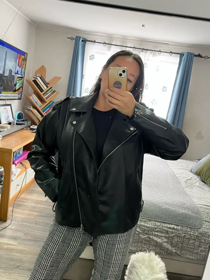 Chaqueta negra de cuero estilo biker