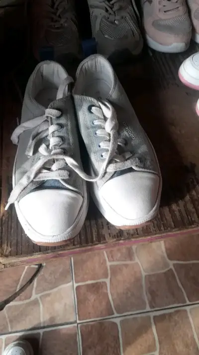 Zapatillas deportivas blancas y grises - miniatura 1