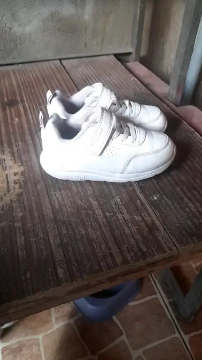 Zapatillas deportivas blancas y grises - miniatura 2