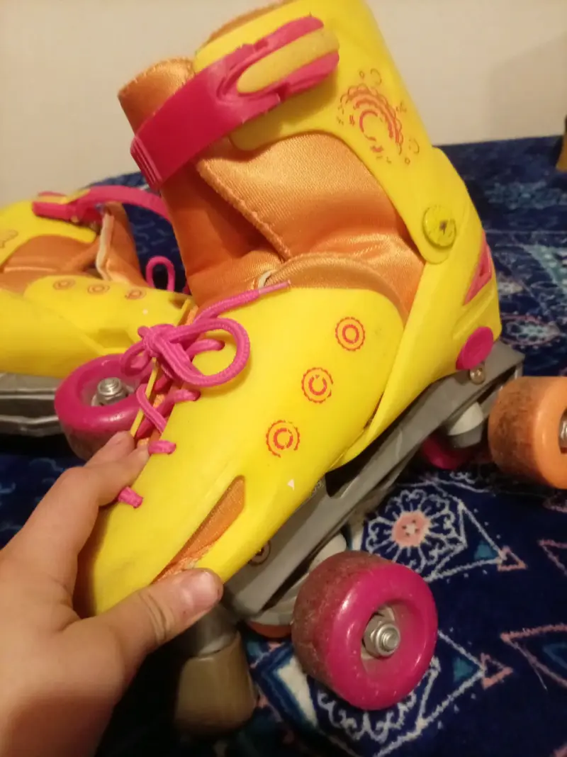 Patines retro amarillos y rosas - 1