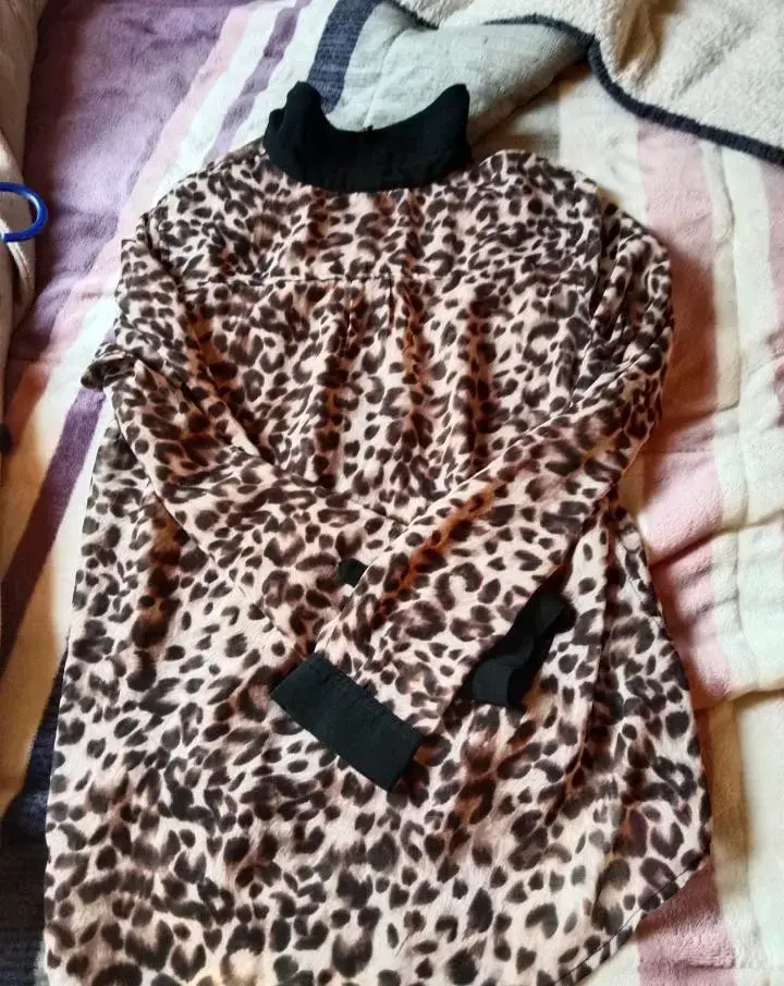 Blusa estampada leopardo negro - 1