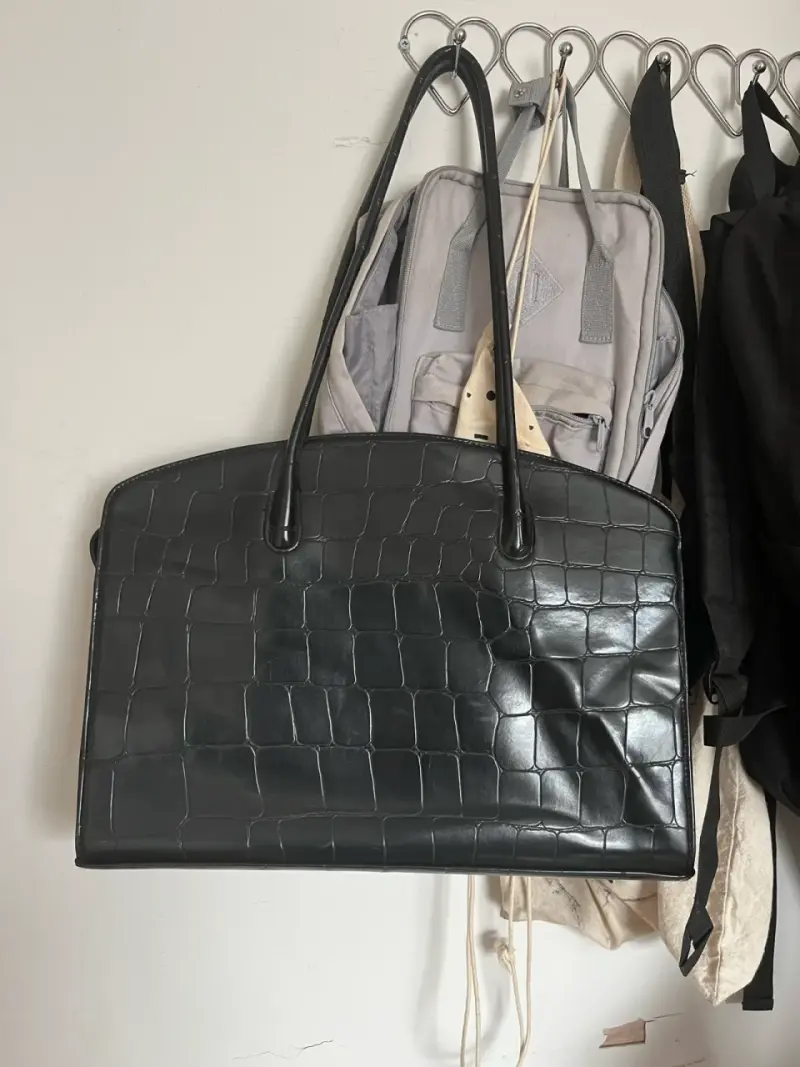 Bolso negro de cuero grabado - 1