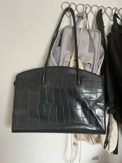 Bolso negro de cuero grabado - miniatura 1