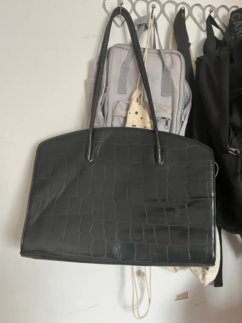 Bolso negro de cuero grabado - 2