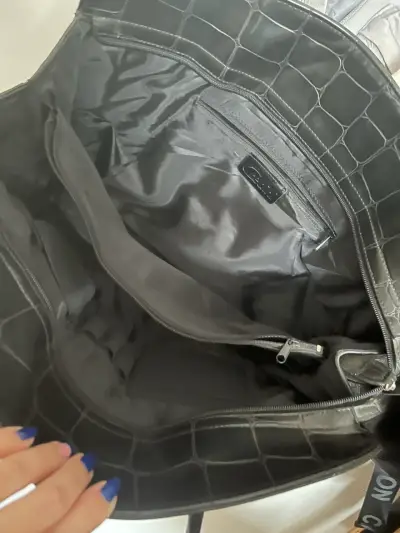 Bolso negro de cuero grabado - miniatura 3