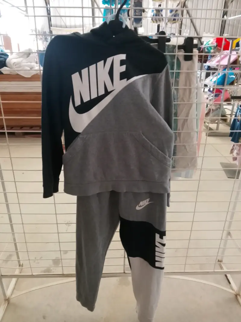 Buzo Nike gris y negro