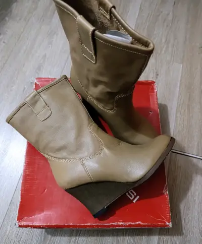 Botin de cuero beige N°35 marca Bruno Rossi - miniatura 2