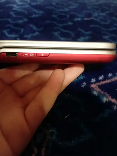 Celular plegable rojo vintage - miniatura 3