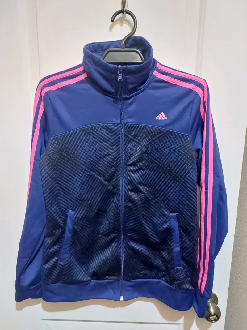Chaqueta deportiva azul con rosa