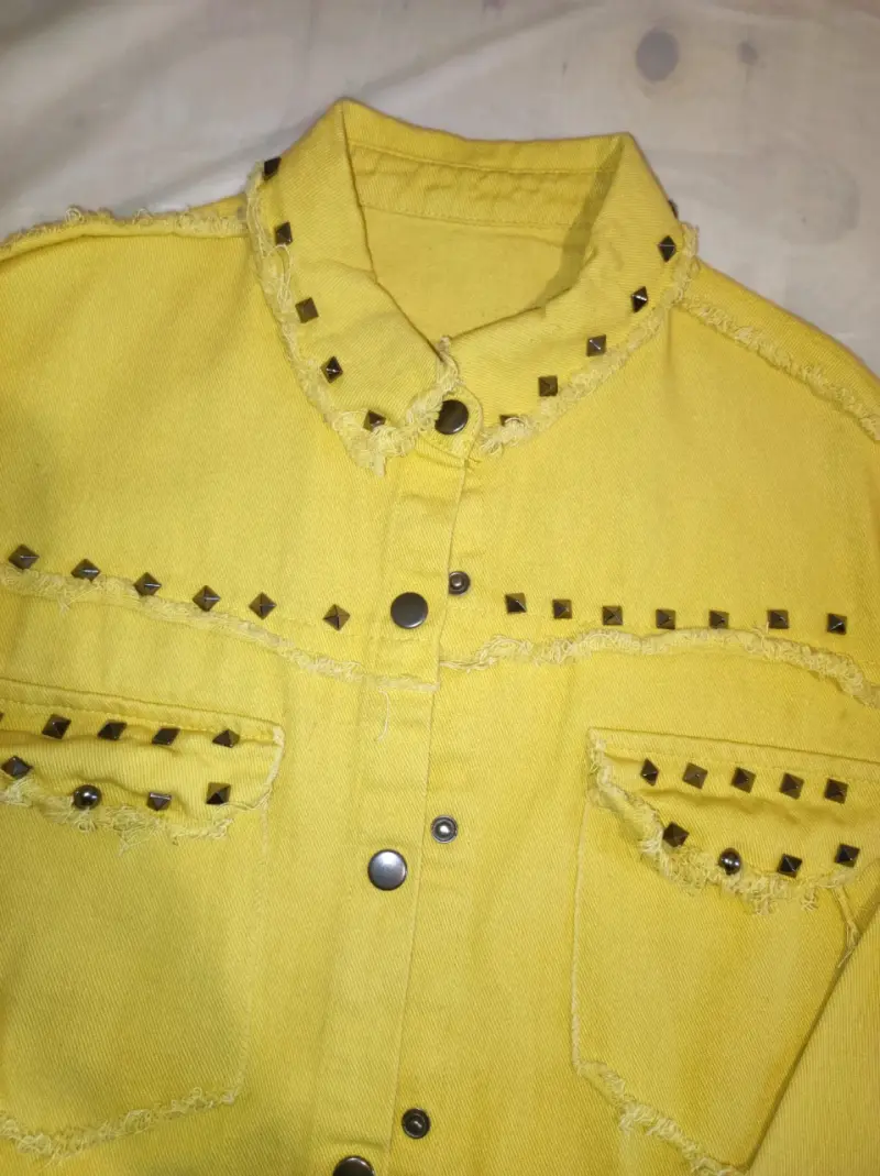 Chaqueta amarilla con tachas - 3